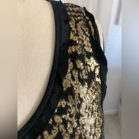 Sleeveless metallic top. - Picture 4 of 14